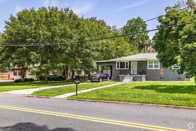 Live amongst beautiful greenery in Governor's Walk in Tallahassee.