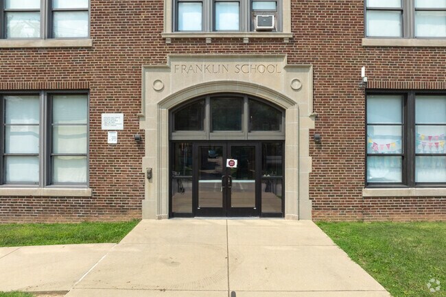 The student to teacher ratio at Franklin Elementary School ua 13 to 1 according to Niche.