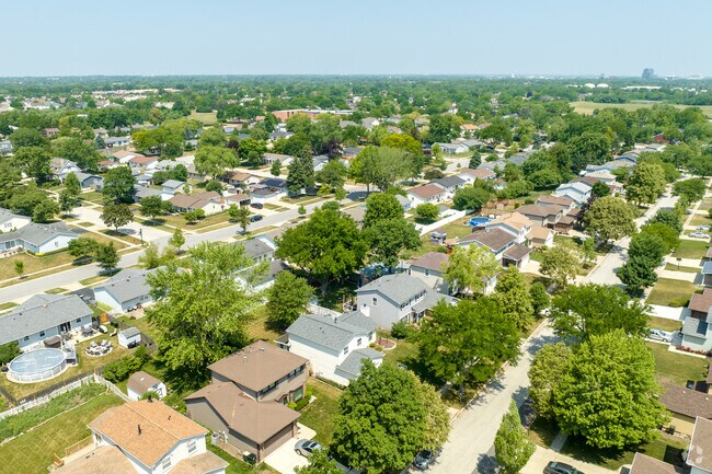 Median price for a house in Elk Grove Village is $405K, less than nearby Schaumburg, at $450K.