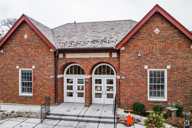 Hubbard Woods Elementary School is located in Winnetka, IL.