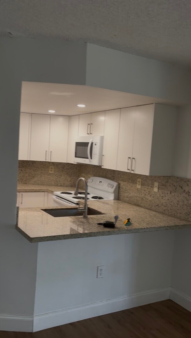 7125 NW 186th St Unit 4, Hialeah, FL 33015