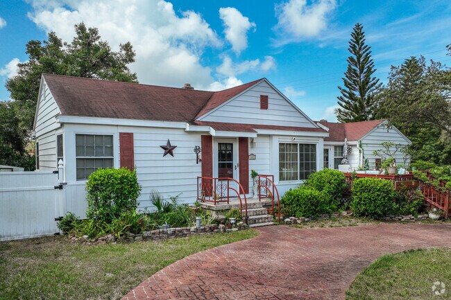 Clearwater Golf View has traditional ranch homes giving the neighborhood a sense of history.