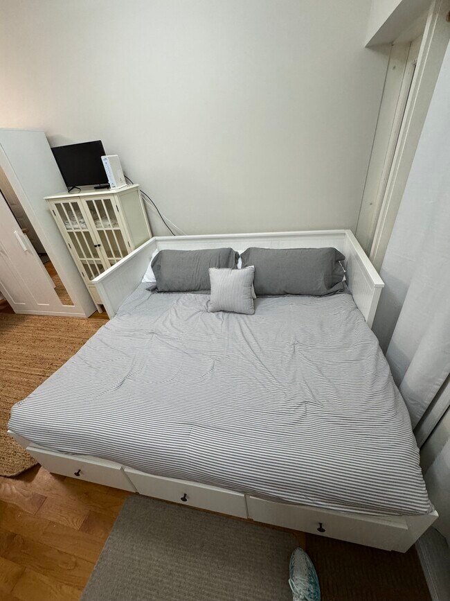 Day bed that pulls out as a king size bed