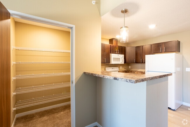 2BR, 2BA - 900SF - Pantry