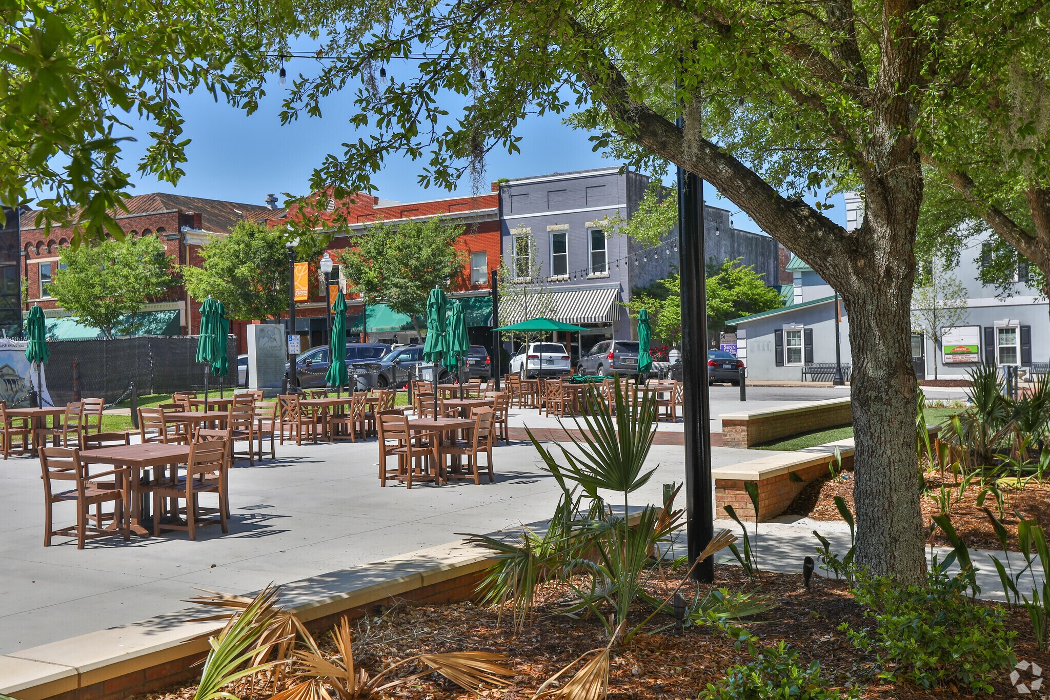 Enjoy public seating on the square near teh courthouse in Laurens SC.