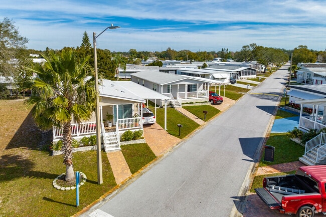 Small lake homes reside in Sun Bay South near the shore.