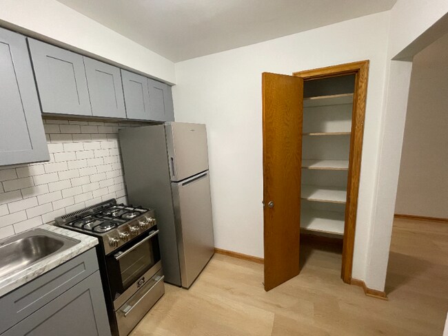 616 Ivy Ave E unit 3, Saint Paul, MN 55130 - photo 2