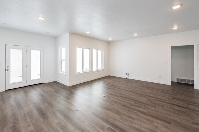612 E 2450 N unit 37884068, North Logan, UT 84341 - photo 5
