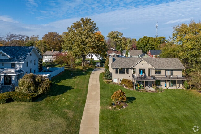 A row of prairie-style homes with river view in Stensvad District.
