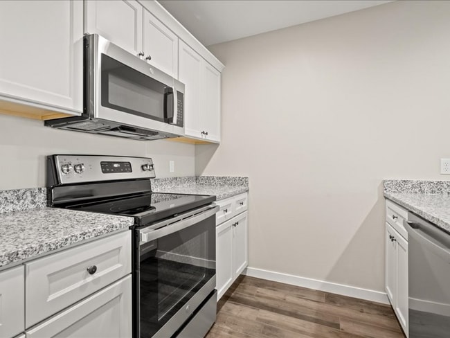 7128 Thunder Vly Dr unit 6, Peosta, IA 52068 - photo 3