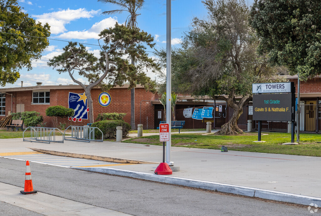The main entryway to Towers Elementary School in West Torrance, CA.