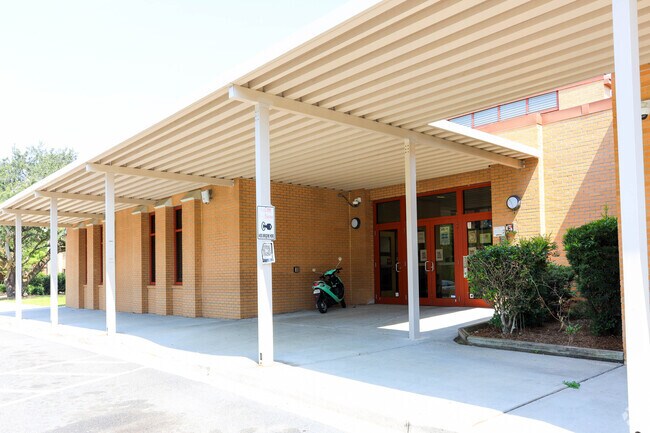 North Charleston's Pinehurst Elementary's entrance is shaded and open.