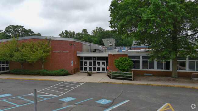 Knollwood School is a public school serving students from fourth to eighth grade.