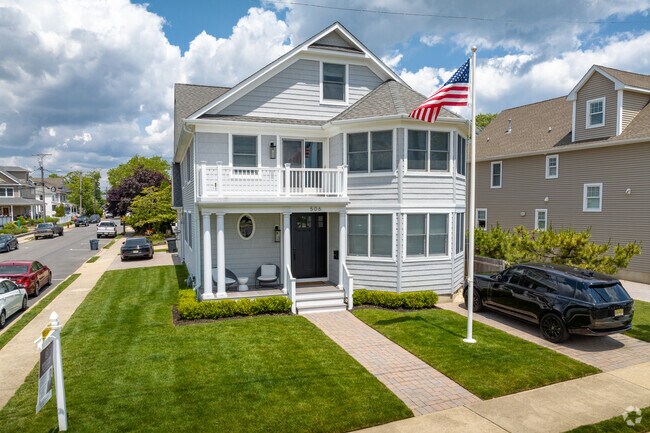 Large homes can be found throughout portions of Lake Como.