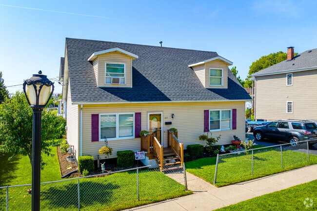Cape cods of various sizes can be found around the Blackhawk neighborhood.