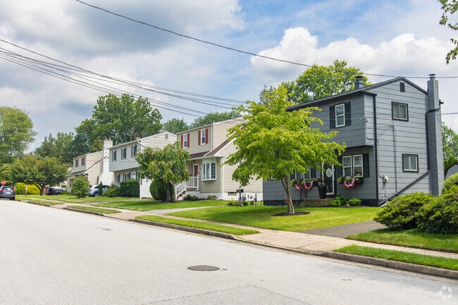 Hi-Ranch homes of different colors and sizes can be found along the streets of Roslyn.