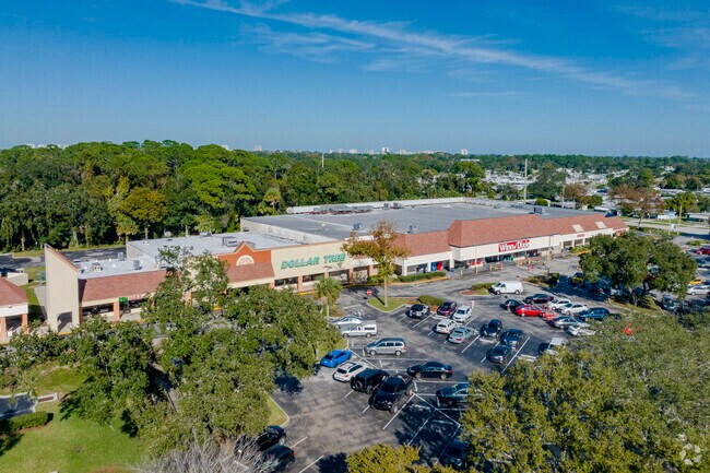 This Harbor Oaks plaza has retail and dining options.