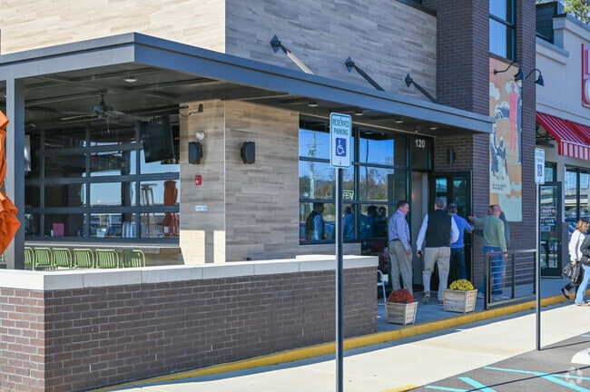 Locals enjoy all the dinning options in Edgewater Alabama.