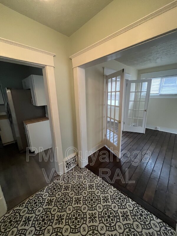 555 Brittain Rd, Akron, OH 44305