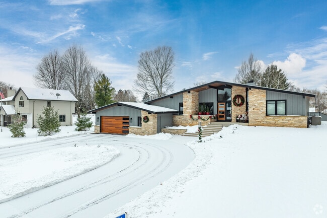 Many homes in Weeden Creek feature midcentury modern styling.