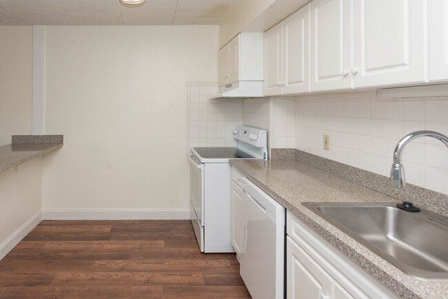 Whitney Towers in the heart of the Hamden's Centerville Neighborhood, Hamden, CT 06518 - photo 4