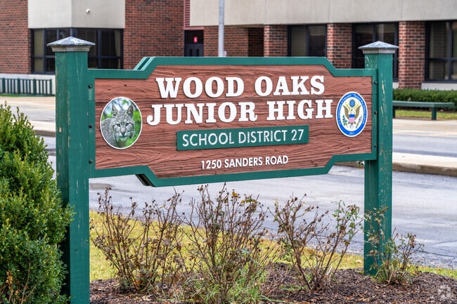 Wood Oaks Junior High School has an average student to teacher ratio of 11 to 1.