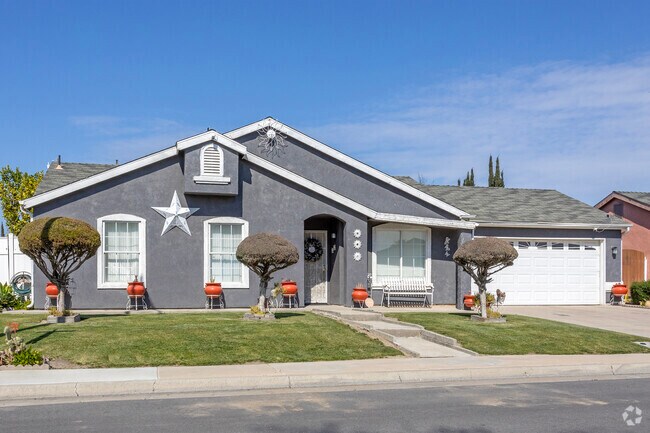 Newer contemporary homes are available along the edges of Firebaugh.