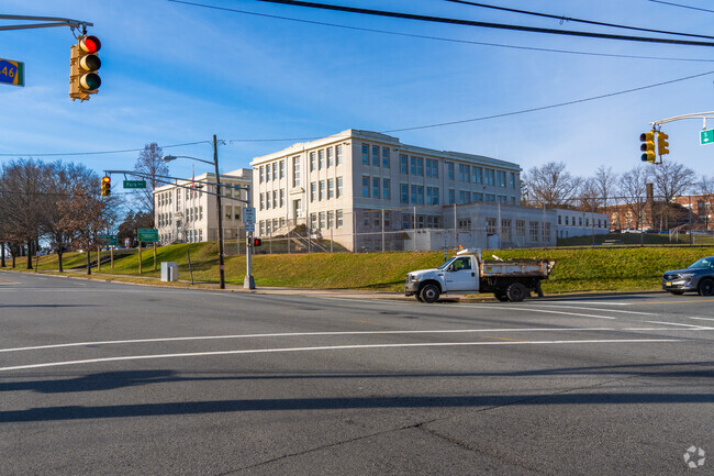 The Washington School has a class size of 484 students.