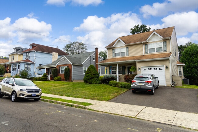 Sidewalks and street parking are common near family-friendly homes in Rockledge.