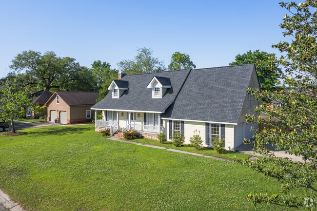 Lovely landscaped homes in Hickory Hill.
