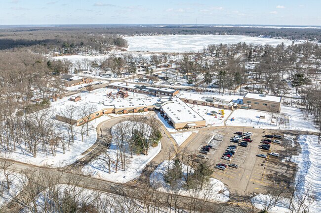 Oakridge Lower Elementary School is located in Muskegon, Michigan.
