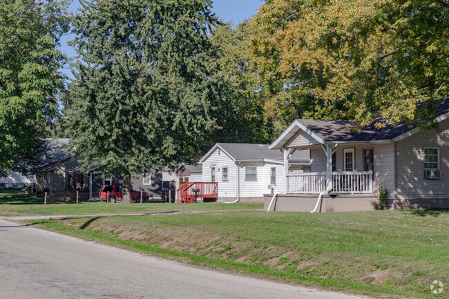 An elegant row of ranch homes in the Lakeview neighborhood have great acecess to Lake Decatur.