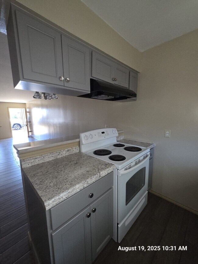 605 Bustamante St unit 1, Laredo, TX 78041 - photo 4