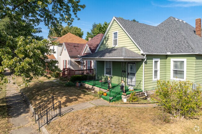 Fenwood neighborhood has ranch style, bungalows, and foursquare homes for you to choose from.