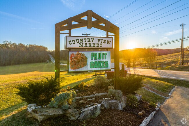 The local Country View Market in Charlotte has a large variety of grocery options.