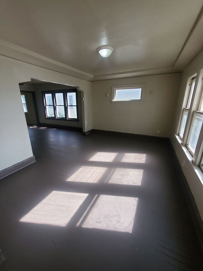 2920-2922-2922 W Melvina St Unit 2920 Lower, Milwaukee, WI 53216