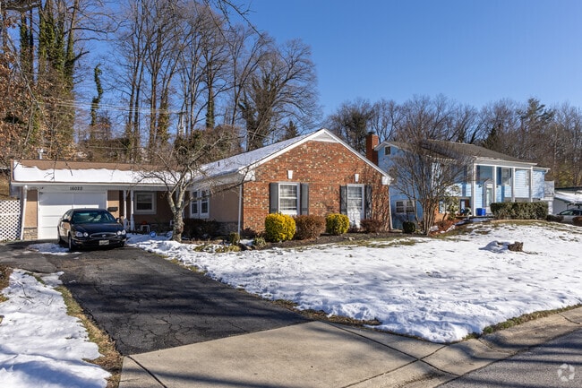 Many Ranch homes in Pointer Ridge benefit from cross gable roofs.
