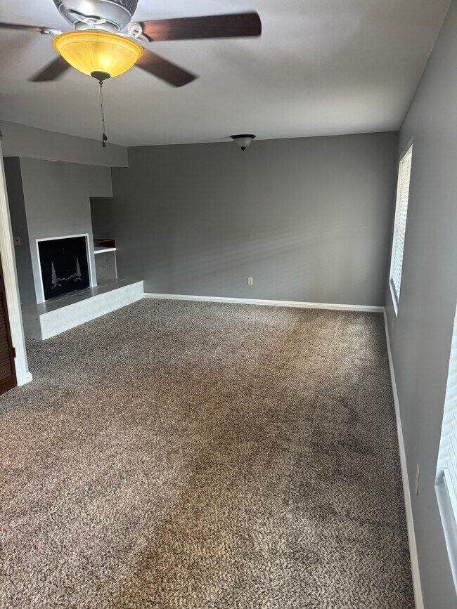 600 NW 4th St unit Sycamore Square, Oklahoma City, OK 73102 - photo 4