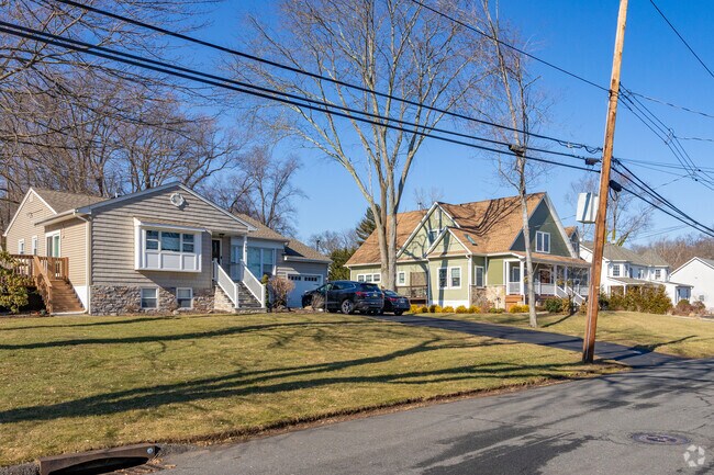 You can find many one story, ranch style homes in Norwood, NJ.
