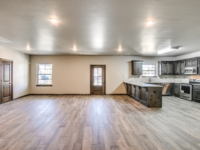 334 E 3rd St, Edmond, OK 73034 - photo 2