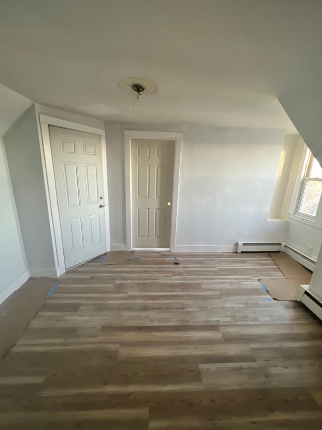 103 Walnut St unit 3rd floor, Waterbury, CT 06704 - photo 5