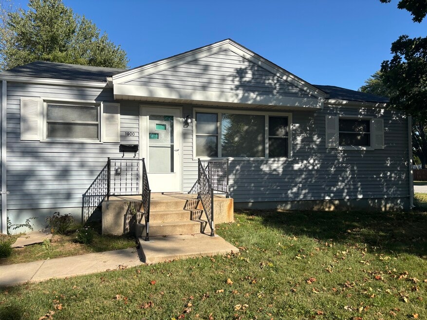 1900 W Clark St, Saint Charles, MO 63301 - photo 1