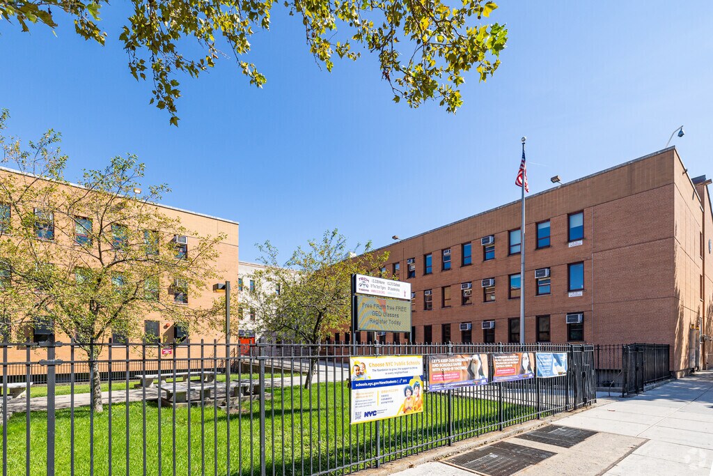 I.S 313 School Of Leadership Development is located in Claremont neighborhood.