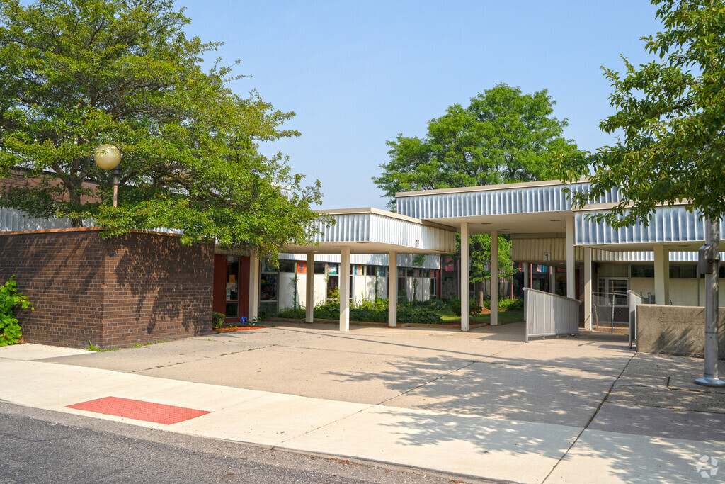 Vandenberg Elementary School students in Southfield speak 29 languages from 27 countries.