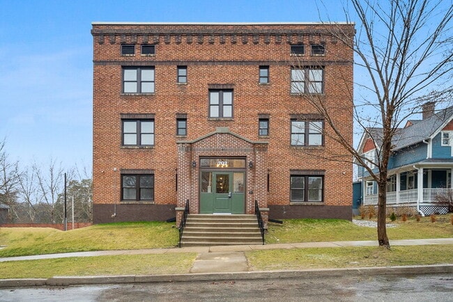 702 20th St unit 305, Des Moines, IA 50314 - photo 2