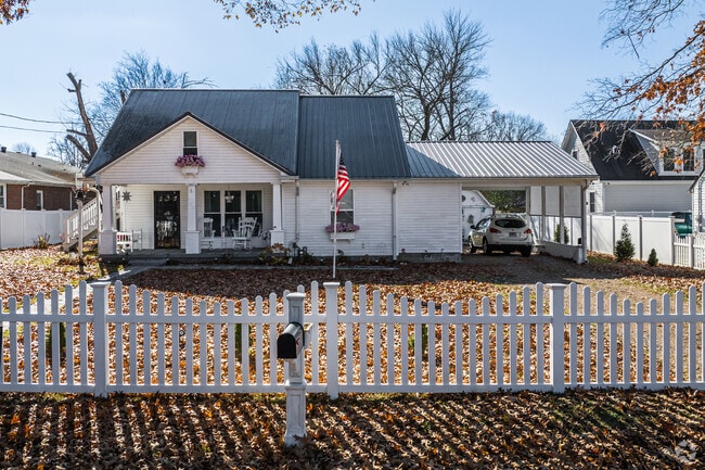 Homes in Ashland City have spacious front lawns.