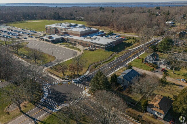 Easy access to Barrington Middle School is made from Middle Highway or Lincoln Avenue.