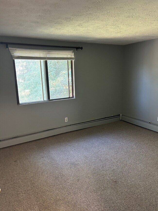 545 Calef Rd unit 28, Manchester, NH 03103 - photo 5