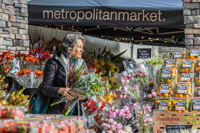 Metropolitan Market serves the Forest Avenue community with fresh food and groceries.