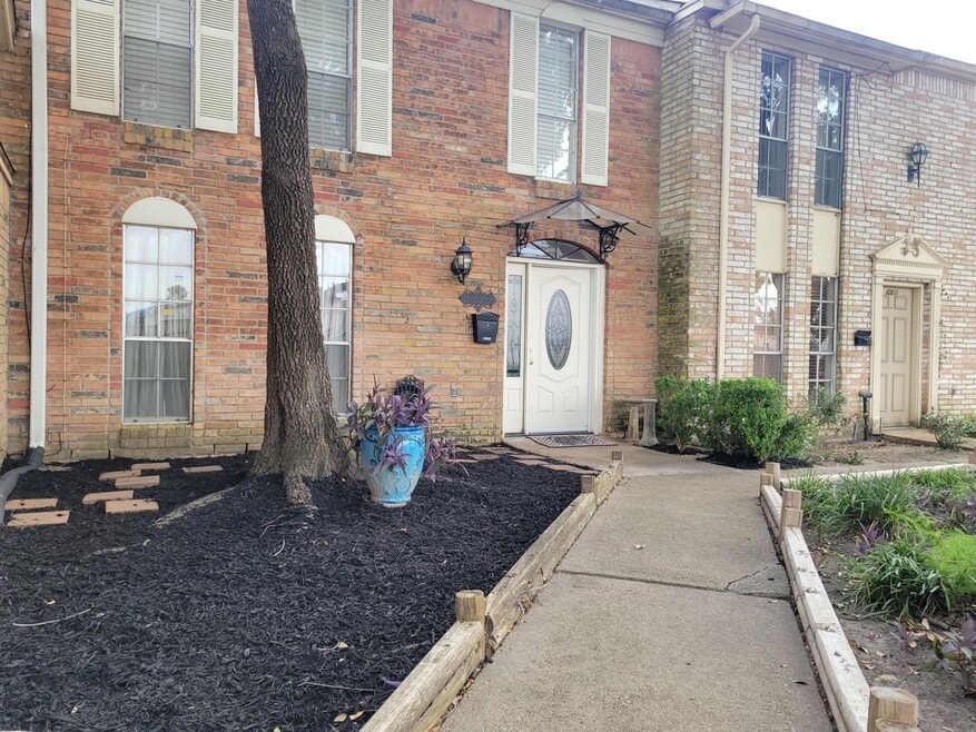 10813 Sandpiper Dr, Houston, TX 77096 - photo 1